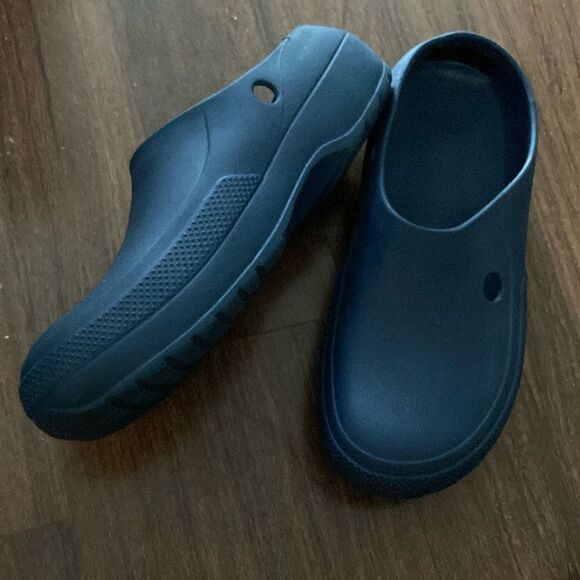 Crocs Navy Blue Clogs Sz 8 - Picture 1 of 5